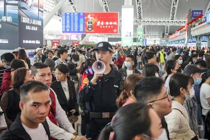 铁路春运售票进入最高峰：全社会跨区域人员流动量将达90亿人次