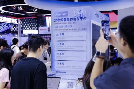 AI巨头角力与行业变局：从万亿参数竞赛到硬件落地